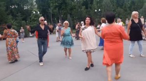 С розою красивою Счастливые минуты в парке Горького Харьков1