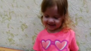 Маленькая Катя прогулка на улице Ребенок ищет пупсика в снегу Обычное видео Папа привет Катин пряни