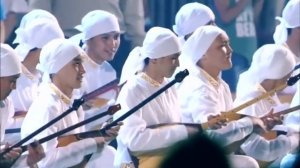 Димаш играет на домбре