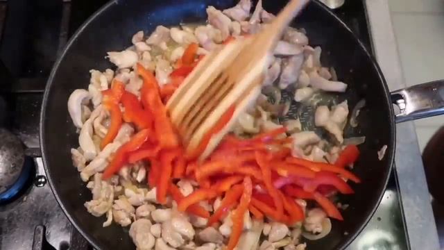 Гречневая лапша с курицей и овощами.