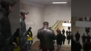 В Москве контролеры поймали пассажира в метро, который пытался проскочить зайцем