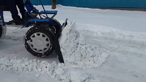 чистим снег минитрактором с отвалом из мотоблока нева