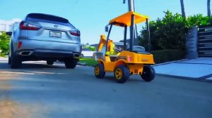 Сеня и Папа играют с трактором в Песке.Сеня помог Отремонтировать Трактор.