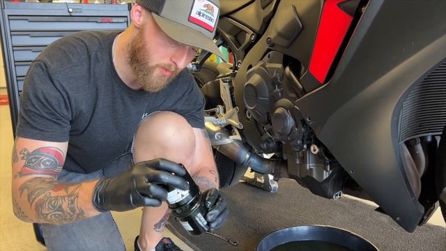 How to change the oil on your Honda CBR1000RR смотреть онлайн