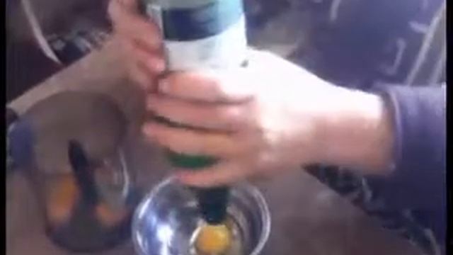 Как отделить белок от желтка? Элементарно! смотреть онлайн