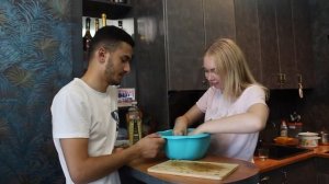 Русская девушка готовит Азербайджанскую долму?Али и Оля | КУЛИНАРИЯ