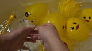 Popping balloons. Лопаем воздушные шарики в воде.