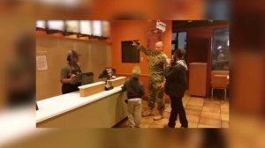 Солдат шел сделать заказ, но остановился, когда услышал двух мальчиков позади себя