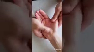 Массаж рук - это не только очень приятно, но и чрезвычайно полезно.