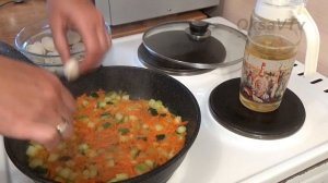 Пельмени с овощами тушеные в сметане. Dumplings and vegetables stewed in sour cream.