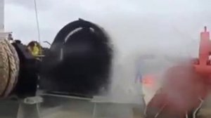 На корабле оторвался якорь