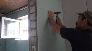 Гипсокартон на винты к стене.