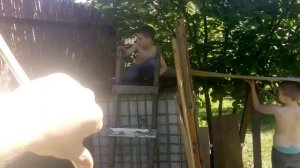 Мальчики строят шалаш, шалаш на даче, постройка шалаша, как не стоит строить шалаш