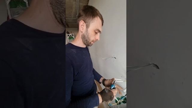 ОДИН ДЕНЬ НА СТРОЙКЕ | ПЕРЕНОС РОЗЕТОК НА ЧИСТОВОМ ЭТАПЕ | ШТРОБИМ