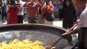 В старинном городе Кашгар очень популярен большой казан плова, которым может наестся тысячи человек