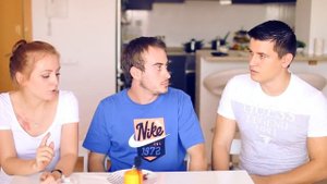 Иностранец Пробует Русскую Еду