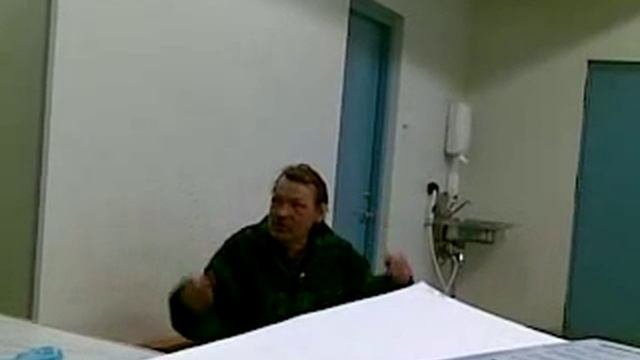 Бомж жжёт.