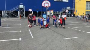 Дети играют в баскетбол. Баскетбольный матч.