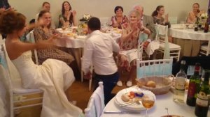 Жених снимает с невесты подвязку!