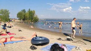 Дикий пляж в Ульяновске у речного порта.