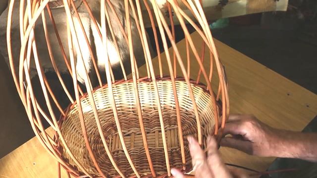 Плетение овальной грибной корзины. Вживление проволочных петель для удобной переноски. смотреть онлайн