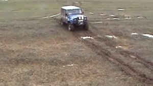 УАЗ вытаскивает из грязи две машины одновременно!!!