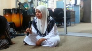 Женщина читает коран красивый голос в мире