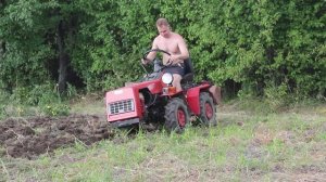 Пахота участка огорода Беларусом-132Н
