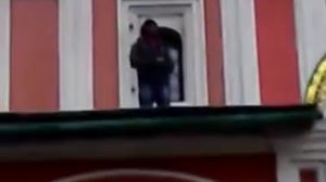 В канун Рождества мусульманин на крыше казанского Собора на Красной площади (06.01.14)