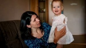 Мама отказалась от дочери, которая родилась без рук. Вот какой она стала сегодня!