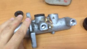 Клинят суппорта. Замена ГТЦ Астра G.