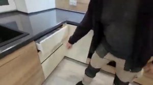 Кухонный гарнитур п-образный с каменной столешницей в подоконник.