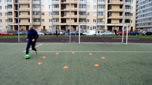 ТЕХНИКА ВЕДЕНИЯ МЯЧА внутренней стороной стопы.