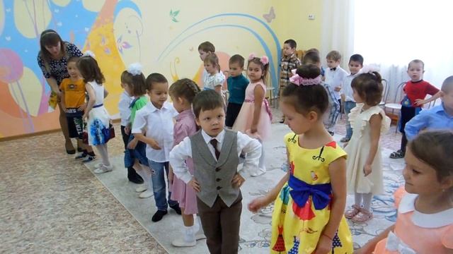 " Песня о маме" (Сл.А. Афлятуновой. Муз. В. Канищева). День матери / 8 марта в детском саду. смотреть онлайн