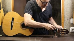 Уроки по ремонту гитар - Замена струн на классике