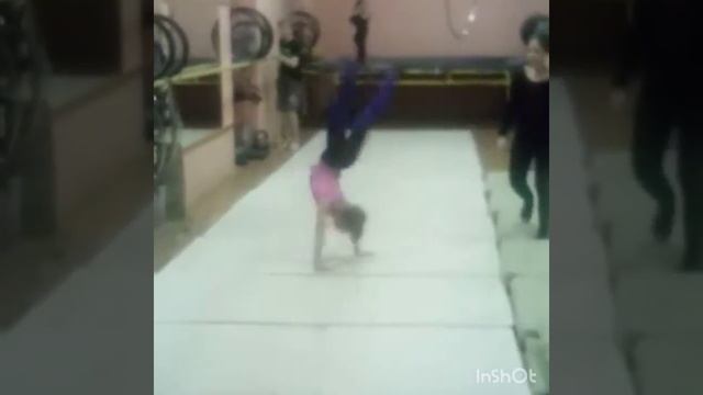 Маленькая девочка делает сальто назад. смотреть онлайн