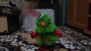 Новогодняя ёлка танцует и поёт.