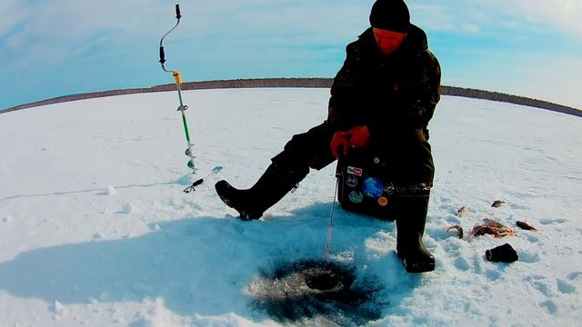 За окунем ,на Ангару!!! Рыбалка со льда! смотреть онлайн