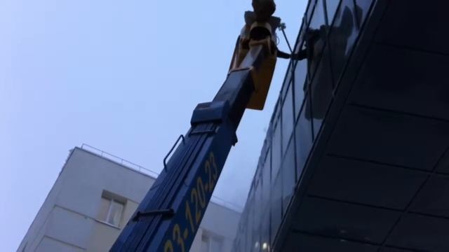 Автовышка АГП. Чистка крыши от снега и наледи!