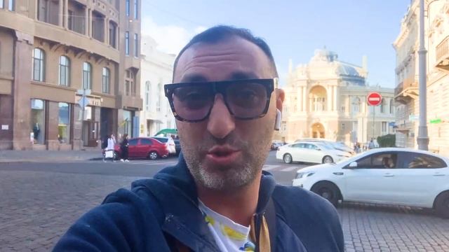 Встречаются две подруги на Дерибасовской: смешной анекдот из Одессы смотреть онлайн