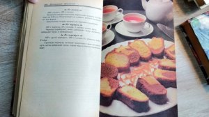 Домашняя библиотека кулинарных книг поваров с 50-летним стажем.