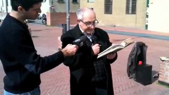 Andate e leggete _ Giuseppe legge in Piazza dell'università a Prato _17 marzo 2010 смотреть онлайн