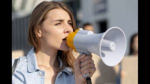 Девушка поет в мегафон на испанском в Мексике. Girl singing into a megaphone in Spanish in Mexico