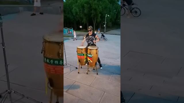 ВЕСЁЛЫЙ КИТАЙСКИЙ МУЗЫКАНТ смотреть онлайн