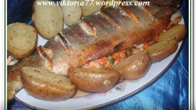 Фаршированная форель, запеченная целиком
