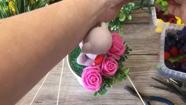 Букет с мишкой с Тимошей. Букет с ягодами и розами. Девичий, детский букет. Мыловарение. Soap. смотреть онлайн