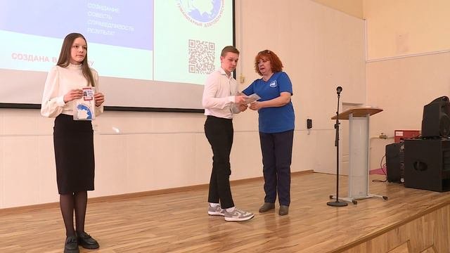 Вручение удостоверений добровольцам 