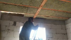 УТЕПЛЕНИЕ ЧЕРДАЧНОГО ПЕРЕКРЫТИЯ СВОИМИ РУКАМИ.  УЖЕ ПРОВЕРЕНО ПЕРВЫМИ ХОЛОДАМИ.