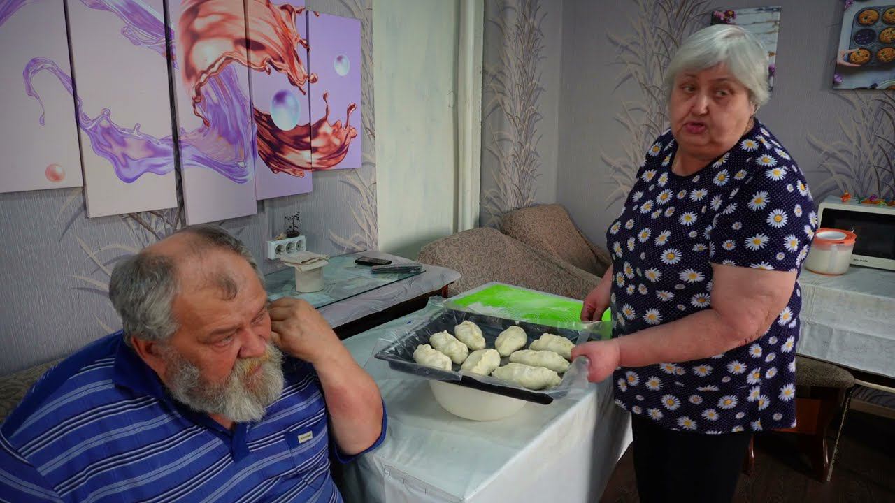 Чтобы накормить 40летнего сына мама пенсионерка пошла в бурю в магазин за продуктами Красивый огород