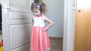 Милана хочет быть Красивой , наряжается и делает Макияж! Видео для детей